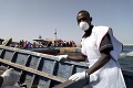 V Tanzánii začali pochovávať obete z prevráteného trajektu: Obetí je už 224
