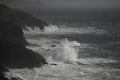 Búrka Ali zmietla v Írsku z útesu karavan: Zomrela v ňom žena