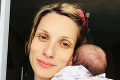 Vyťažená mama Kanócz sa s tým nebabre: Trojtýždňovú dcérku nadojčila rovno v kaderníctve