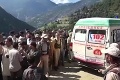 Autobus v Indii sa zrútil do hlbokej rokliny: Zahynulo najmenej 16 ľudí