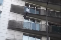 Nervydrásajúce zábery: Dieťatko viselo z balkóna, reakcia mladého migranta vás dostane!