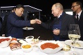 Putin s čínskym prezidentom v zásterách: O takých palacinkách, aké urobili oni, sa Slovákom môže iba snívať