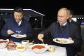 Putin s čínskym prezidentom v zásterách: O takých palacinkách, aké urobili oni, sa Slovákom môže iba snívať