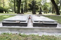 Miesto odpočinku Michala Kováča († 86) pripomína stavenisko: Zúbožený hrob exprezidenta!