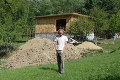 Nezvyčajný príbytok starostu Ľuboreče zo slamy a hliny: Náklady na bývanie vás zaskočia