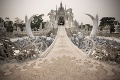 Thajský umelec chcel vytvoriť najkrajší chrám na svete: Do neba sa ide cez peklo