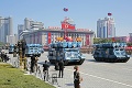 Vojenská prehliadka na počesť 70. výročia vzniku KĽDR: Ukázal Kim aj obávané rakety?