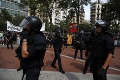 V Barcelone boli naraz protesty pre aj proti odtrhnutiu Katalánska: Zasahovať musela polícia