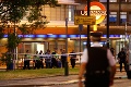 Rodina s dieťaťom v kočíku spadla na koľajnice londýnskeho metra: Vlak sa rútil priamo na nich