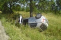 Nehoda na západnom Slovensku: Auto narazilo do značky a prevrátilo sa na strechu
