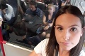 Ani jeden cestujúci neuvoľnil žene miesto cestou vlakom: Uvidíte celú fotku, nebudete veriť vlastným očiam