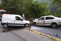 Čelná zrážka dvoch áut pri Strečne: Dopravu na hlavnom ťahu prerušili