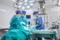 Veľký úspech chirurgov: Po náročnej operácii oddelili siamské dvojčatá zrastené hruďami a bruškami