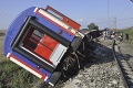 Nešťastie na železničnom priecestí: Zrážka vlaku s traktorom si vyžiadala 14 zranených