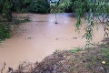 V okrese Nitra po mohutných zrážkach zaplavila voda pivnice, záhrady i cesty: Hrozí pretrhnutie hrádze