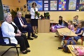 Zeman privítal na základnej škole prváčikov: Niektorí rodičia proti nemu protestovali svojským spôsobom