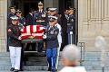 Posledná rozlúčka so zosnulým republikánskym senátorom McCainom († 81): Trumpa kritizovali aj na pohrebe!