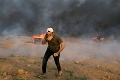 Protesty na hraniciach Gazy a Izraela neutíchajú: Hlásia najmenej 180 zranených Palestínčanov