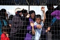 Grécko by malo zlepšiť podmienky v táboroch: Imigranti v nich čelia bojom a sexuálnym útokom