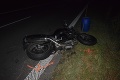 Ďalšia tragédia: Šofér osobného auta prešiel do protismeru a zrazil motorkára Dušana († 24)!