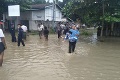Záplavy vyhnali z domov viac než stotisíc ľudí: Vyžiadali si aj obete na životoch