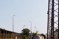 Poplach v Štúrove: Z cisternového vagóna vlaku unikala nebezpečná kyselina