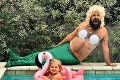 Bláznivý tatko v akcii: Jeho vtipné fotky s dcérkou vás zaručene pobavia
