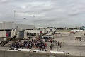 Na pražskom letisku spustili požiarny poplach: Zhruba stovku pasažierov evakuovali po prílete z Tuniska