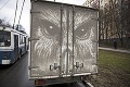 Ruský umelec Nikita Golubev: Špinavé autá mení na umenie