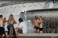 Taliansko pobúrili zábery dvojice turistov vo fontáne: Chlapík v okuliaroch ukázal, čo má medzi nohami!