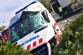 V Topoľčanoch sa zrazilo auto so sanitkou, skončila prevrátená na streche: Štyria zranení