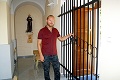 Bizarná fotka muža na úteku z kostola: Kvôli 25 eurám a plechovke radlera sa zasekol v mreži!