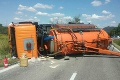 Nehoda na západnom Slovensku: Cestu v oboch smeroch zablokovala prevrátená cisterna