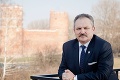Šokujúce vyhlásenia poľského poslanca: Mužská brada ohrozuje európske hodnoty