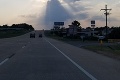 Muž odfotil počas cesty autom oblohu netušiac, aký ošiaľ vyvolá: Tento úkaz dlho nič neprekoná