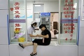 Čínsky škandál s vakcínami pokračuje: Odvolávanie funkcionárov, koľko ľudí spojených s prípadom zatkli?