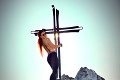 Turisti z Česka vyvolali jednou fotkou v Malej Fatre vášnivú diskusiu: Polonahá kráska pri kríži