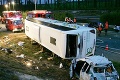 Prevrátil sa autobus s 27 deťmi: K maloletým cestujúcim sa hnali sanitky, jeden haváriu neprežil