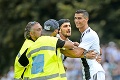 Hviezda Juventusu vyvolala hotový ošiaľ: Vtrhol na ihrisko pre selfie s Ronaldom
