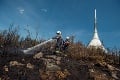 Poplach na vrchole českej hory Ještěd: Pri vysielači a hoteli sa rozpútal požiar