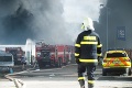 Pri požiari zasahovala stovka hasičov: Ošetrení museli byť aj oni samotní