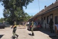 Desiatky policajtov zasahovali v Seredi: Po domových prehliadkach zadržali niekoľko ľudí
