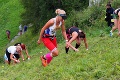 Adrenalínový beh v Tatrách: Len pre odvážnych, bežci sa driapali až na skokanský mostík