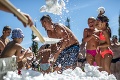 Dokonalé osvieženie s letnou guľovačkou: Návštevníci kúpaliska sa poriadne vybláznili na hromade snehu