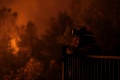 Kalifornia v zovretí ničivých plameňov: Živel si vyžiadal dva životy, ničí všetko, čo mu príde do cesty