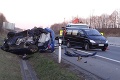 Brutálna dopravná nehoda v Česku: Trosky auta odleteli desiatky metrov od miesta nárazu!