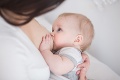 Žena sa sťažovala na matku dojčiacu na verejnosti: Ľudia jej reakciami nedali dýchať