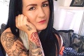 Mladej mamičke sa po tetovaní olúpala koža z ruky: Pohľad len pre silné žalúdky