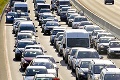 Horúce peklo v Nemecku: Popraskali časti diaľníc, ľudia uviazli v zápchach