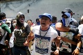 Násilnosti v Nikarague si vyžiadali už stovky obetí: Masový útek obyvateľov z krajiny
